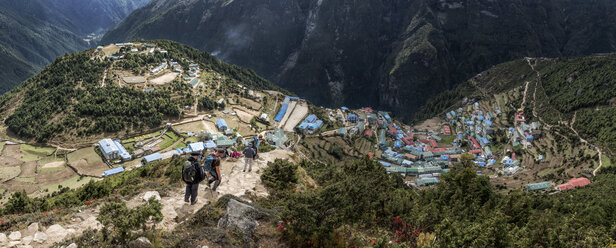 Nepal, Himalaya, Khumbu, Everest-Region, Trekker und Namche Bazar - ALRF00817