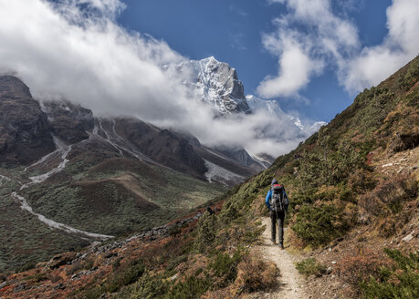 Nepal, Himalaya, Khumbu, Everest-Region, Khunde, Trekker und Yalung Ri - ALRF00822