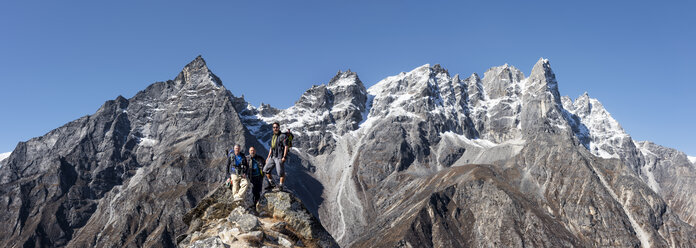 Nepal, Himalaya, Khumbu, Everest region, trekkers on peak - ALRF00831