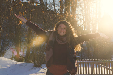 Porträt einer glücklichen jungen Frau im Winter - SARF03115