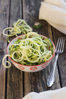 Schüssel mit Zucchini-Spaghetti - YFF00611