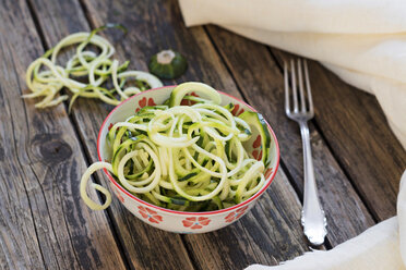 Bowl of zucchini spaghetti - YFF00612