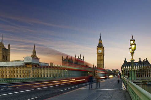 Großbritannien, London, Big Ben, Houses of Parliament und Bus auf der Westminster Bridge in der Abenddämmerung - GFF00973
