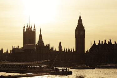 UK, London, Blick auf die Themse, Big Ben, Houses of Parliament und Westminster Bridge bei Sonnenuntergang - GFF00974