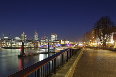 UK, London, Skyline mit beleuchteten Bürotürmen bei Nacht - GFF00978