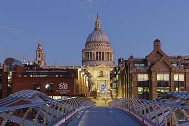 UK, London, St Paul's Cathedral und Millennium Bridge in der Abenddämmerung - GFF00979