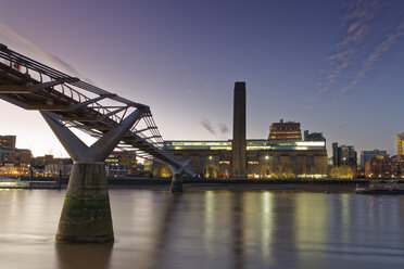 UK, London, Tate Gallery of Modern Art und Millennium Bridge in der Dämmerung - GF00980