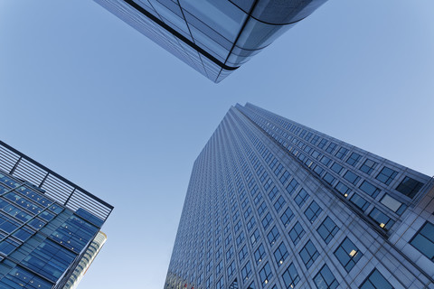 UK, London, Canary Wharf, drei Wolkenkratzer von unten gesehen, lizenzfreies Stockfoto