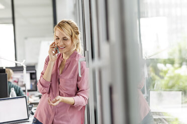 Frau am Telefon im Büro - PESF00401