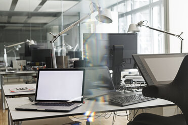 Computers on desk in office - PESF00403