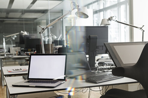 Computer auf dem Schreibtisch im Büro - PESF00403