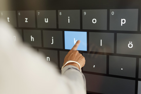 Geschäftsfrau mit Projektion einer Tastatur, lizenzfreies Stockfoto