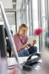 Frau benutzt Tablet im Büro - PESF00445