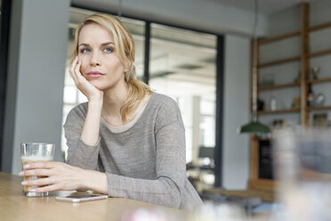 Frau bei einer Kaffeepause im Büro - PESF00448