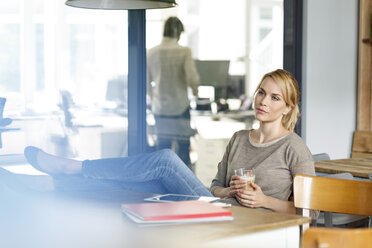 Frau bei einer Kaffeepause im Büro - PESF00449