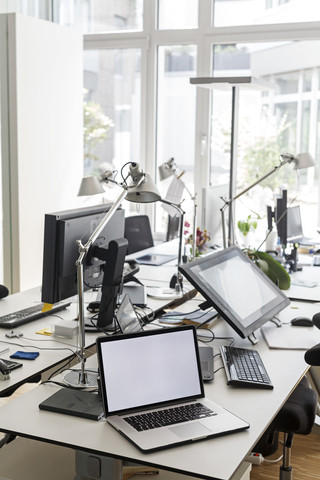 Computer auf dem Schreibtisch im Büro, lizenzfreies Stockfoto