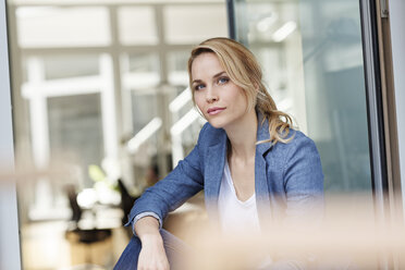 Porträt einer Frau im Büro - PESF00492