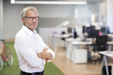 Porträt eines selbstbewussten Geschäftsmannes im Büro - PESF00495