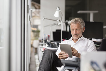 Businessman using tablet in office - PESF00509