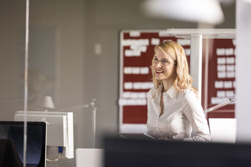 Lächelnde Geschäftsfrau im Büro - PESF00515