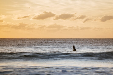 Surfer im Wasser bei Sonnenuntergang - KIJF01104