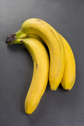 Drei Bananen auf grauem Grund - JUNF00767