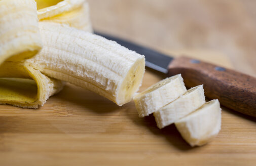 Sliced banana on wood - JUNF00768