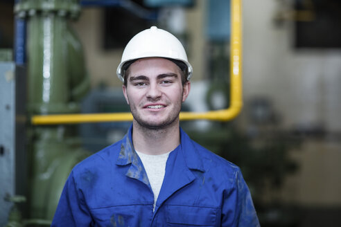 Porträt eines selbstbewussten Arbeiters in einer Fabrik - ZEF12398