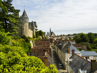 Frankreich, Montresor, Blick auf Schloss und Stadt Montresor von oben - AMF05207