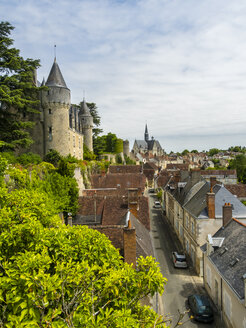 Frankreich, Montresor, Blick auf Schloss und Stadt Montresor von oben - AMF05208