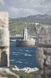 Spanien, Andalusien, Tarifa, Blick auf die Hafeneinfahrt - KBF00354