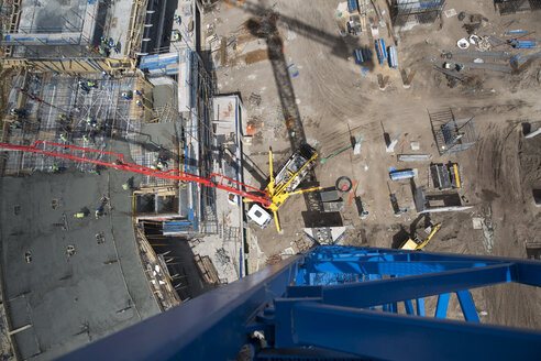 Riesige Betonpumpe auf einer Baustelle, Draufsicht - ZEF12412