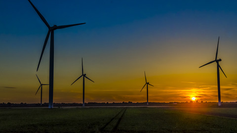 Windpark bei Sonnenuntergang, lizenzfreies Stockfoto