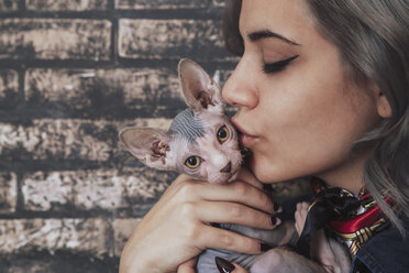 Junge Frau küsst Sphynx-Katze - RTBF00596