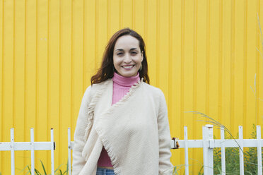 Porträt einer lächelnden Frau vor einem gelben Hintergrund - JUBF00183