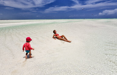 Tanzania, Zanzibar Island, Paje, mother and little daughter relaxing at low tide on the beach - DSGF01426