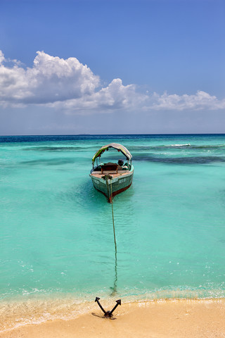 Tansania, Insel Sansibar, Unguja, Insel Niamembe, festgemachtes Ausflugsboot, lizenzfreies Stockfoto