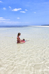 Tansania, Insel Sansibar, Kwale, Mutter und kleine Tochter entspannen sich im Wasser - DSGF01435