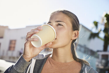 Young woman drinking coffee to go - SRYF00199