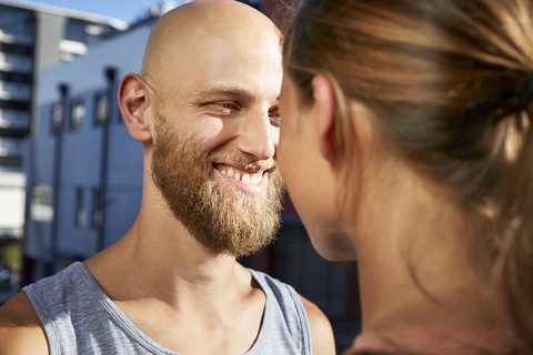 Porträt eines glücklichen jungen Mannes von Angesicht zu Angesicht mit seiner Freundin, lizenzfreies Stockfoto