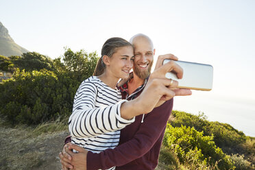 Porträt eines verliebten Paares, das ein Selfie mit einem Smartphone macht - SRYF00222