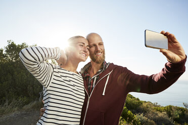 Verliebtes Pärchen macht Selfie mit Smartphone - SRYF00223