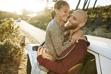 Happy couple in love leaning against car - SRYF00229