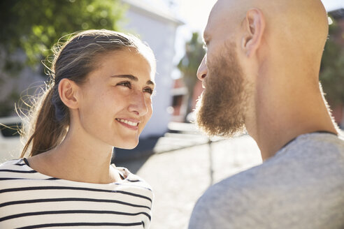 Porträt einer jungen Frau von Angesicht zu Angesicht mit ihrem Partner - SRYF00242