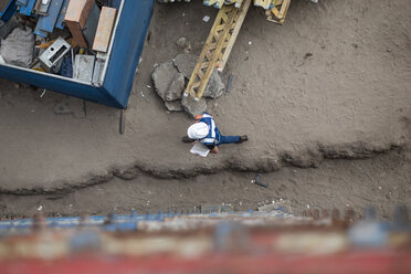 Mann geht auf einer Baustelle - ZEF12459