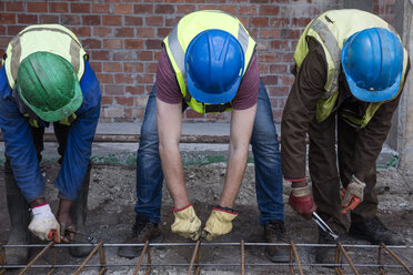 Bauarbeiter auf einer Baustelle bei der Montage von Bewehrungsstahl - ZEF12462