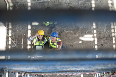 Bauarbeiter im Gespräch mit einer Frau auf einer Baustelle - ZEF12465