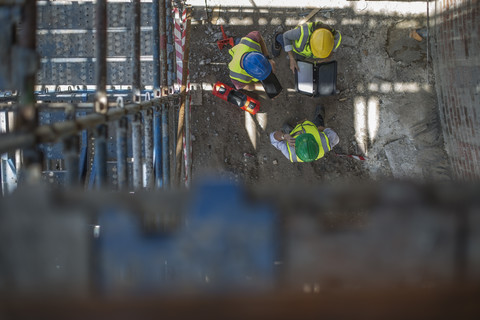 Bauarbeiter auf einer Baustelle, lizenzfreies Stockfoto