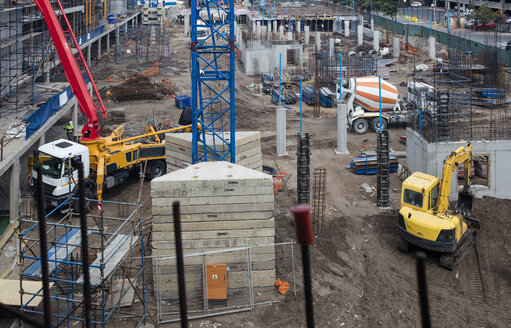 Betonpumpe und andere Maschinen auf der Baustelle - ZEF12469