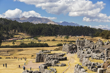 Peru, Anden, Cusco, Blick auf die Inkaruinen von Sacsayhuaman - FO08730